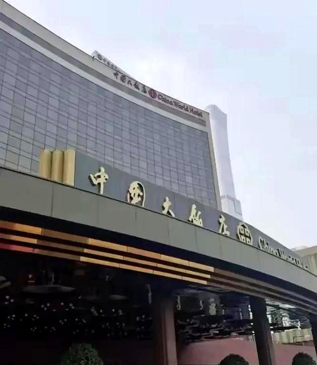 香港富豪：向美国捐1亿！又给大陆捐500亿，竟被李嘉诚“威胁”