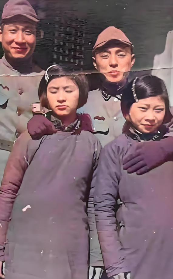 日军当年强行和女孩合照，女孩没穿鞋双手抱肩，接下来可想而知！