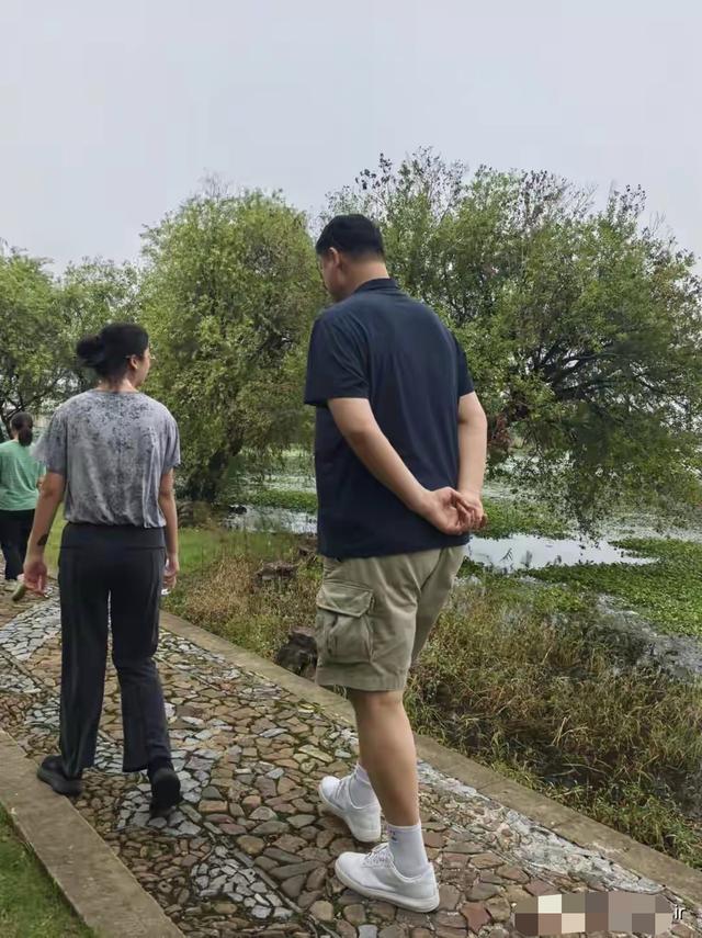 姚明一家苏州旅游, 才15岁的女儿身高近2米，又高又壮像假小子
