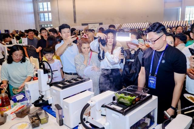 科技赋能未来厨房：科沃斯旗下添可食万星厨闪耀首届炒菜机器人大赛