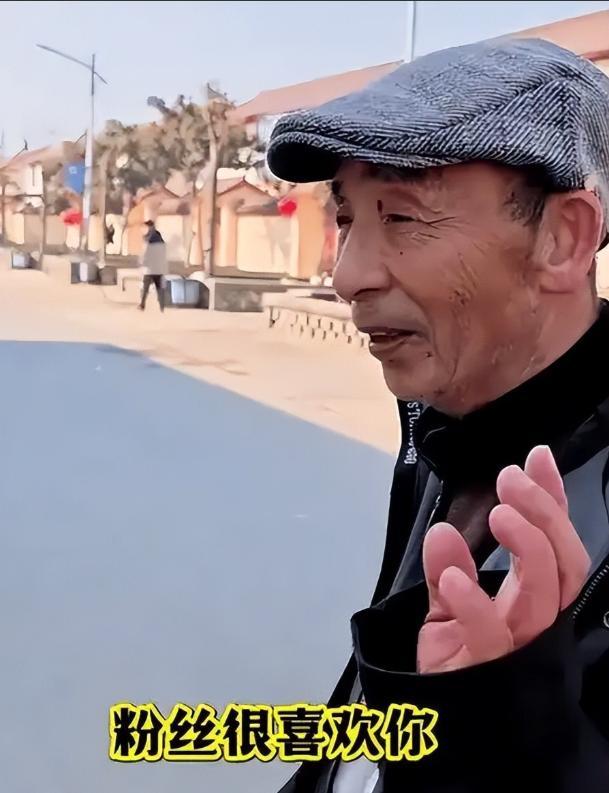 刘强东给老家送年货现场曝光，令人恶心的一幕出现，当场被人制止