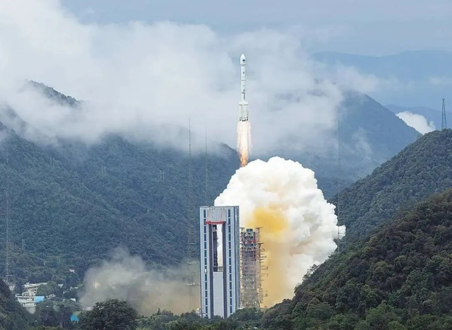 比星链还急？中国低轨卫星23天5颗还不够，2029年必须部署1300颗