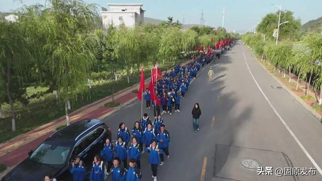 1700余名师生奔赴六盘山！用徒步与誓言上好 “行走的思政课”