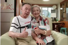 87岁黄俊英向86岁妻子崔凌霄公开表白，广东网友：这才是郎才女貌图片