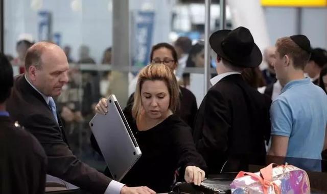 美边境审查加严！赴美旅游竟可能被查手机，边境管控成新劝退因素