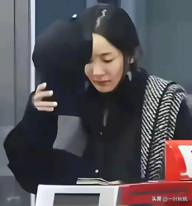 偶遇40岁的杨幂素颜，真实颜值长这样，没有网上说的那么漂亮