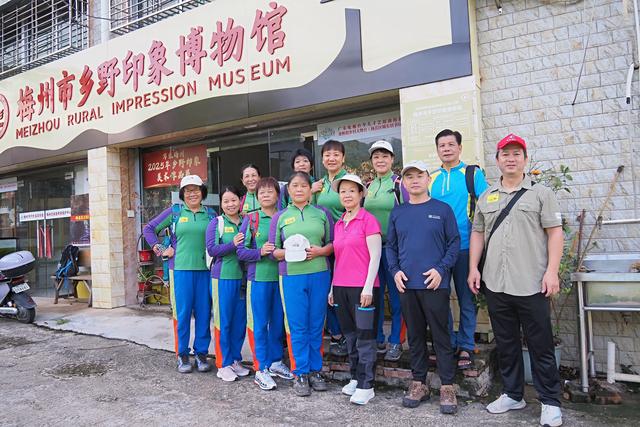 福建龙岩徒友为广东梅州助力，200多人同登旗山，进防空洞探秘