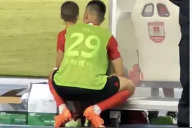 35岁国足锋霸，妻子才貌双全，曾在美国踢球6年，被称为中国伊布图片