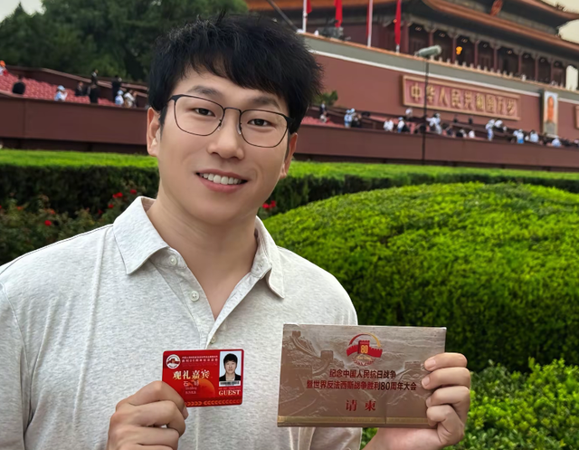 明明受邀观礼“九三”阅兵，坐实了明明东方甄选当家主播的地位