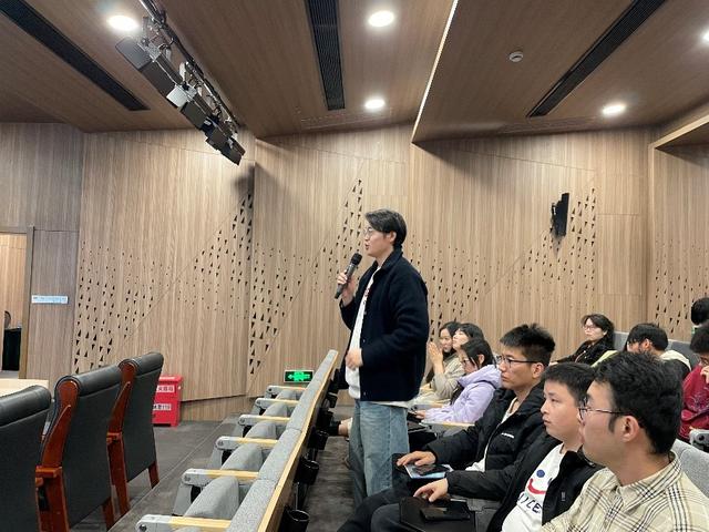 中国智能算力突围	，美国也推出全球最大AI超算，智能产业迎新变局