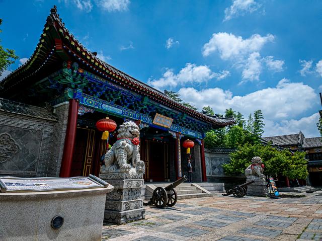 雨歇古城暑气收，水涨运河碧天浮。