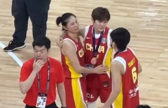 女篮离队第一人！宫鲁鸣也留不住，19+7+7比李梦还能打可惜啊