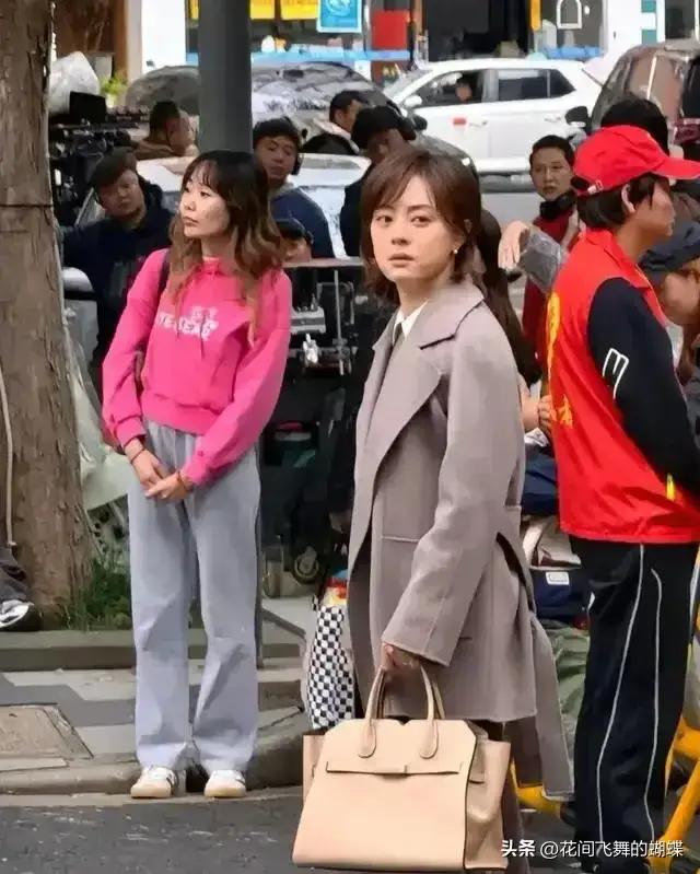 孙俪接送女儿上学，女儿简直跟她共用一张脸，不得不说基因真强大