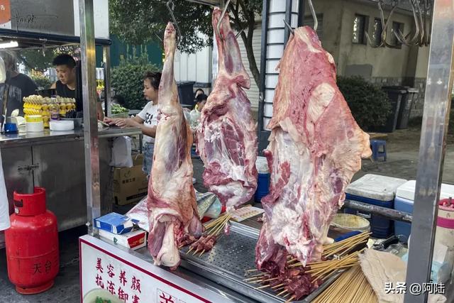 每当夜幕降临,一半天台人好像都在新城广场,这里的夜市太热闹了