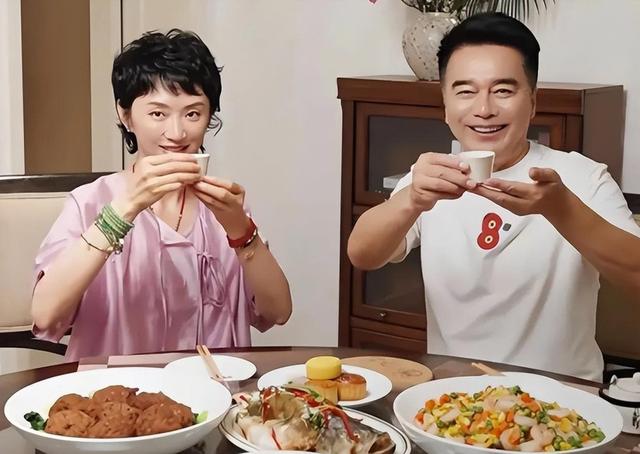 许亚军四任妻子已去其二，前妻何晴生前透露，和他新家庭关系和睦