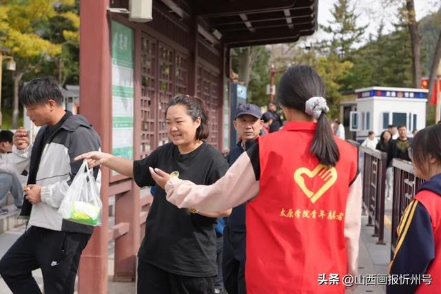 国庆假期：五台山“志愿蓝”和“红马甲”暖心服务获游客好评
