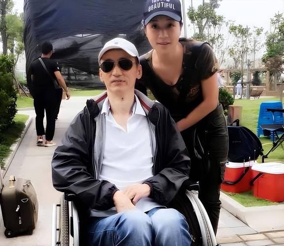 她是国家一级女演员，多次给丈夫戴绿帽，重病丈夫坐轮椅也不离婚