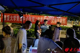 医生下班到社区，“摆摊”为群众义诊——青岛中心医院“健康夜市”义诊走进市北区洛阳路街道图片