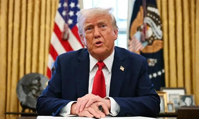 爱泼斯坦文件反转！克林顿高频出镜，特朗普 16 张照片凭空消失？