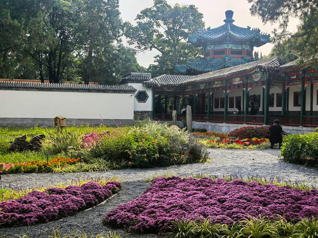 马克龙打卡乾隆花园和锦城湖公园：选这俩地方不止看风景那么简单