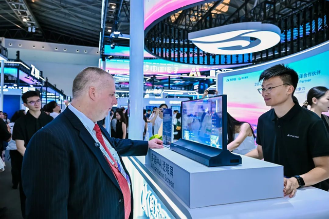 WAIC唯一指定C位，AI「国家队」又赢麻了！秒懂Hinton伦敦腔