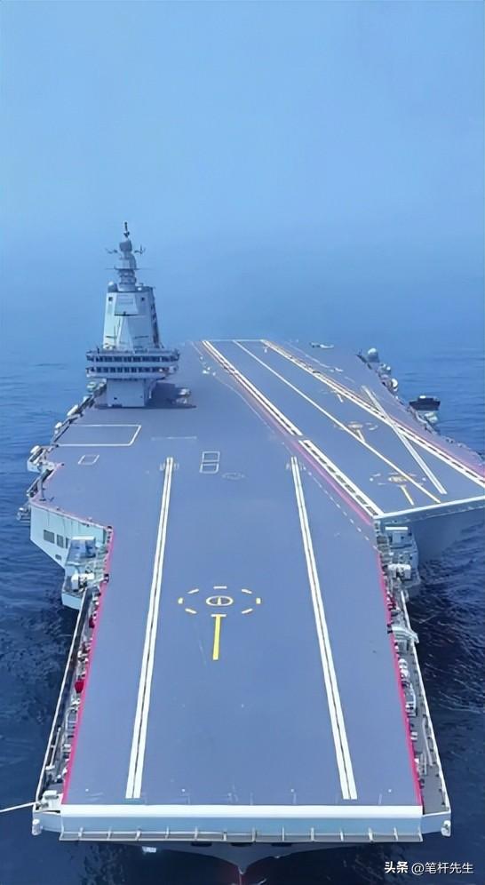 福建舰正式入列！中国弹射航母守护和平，福特号却剑指委内瑞拉