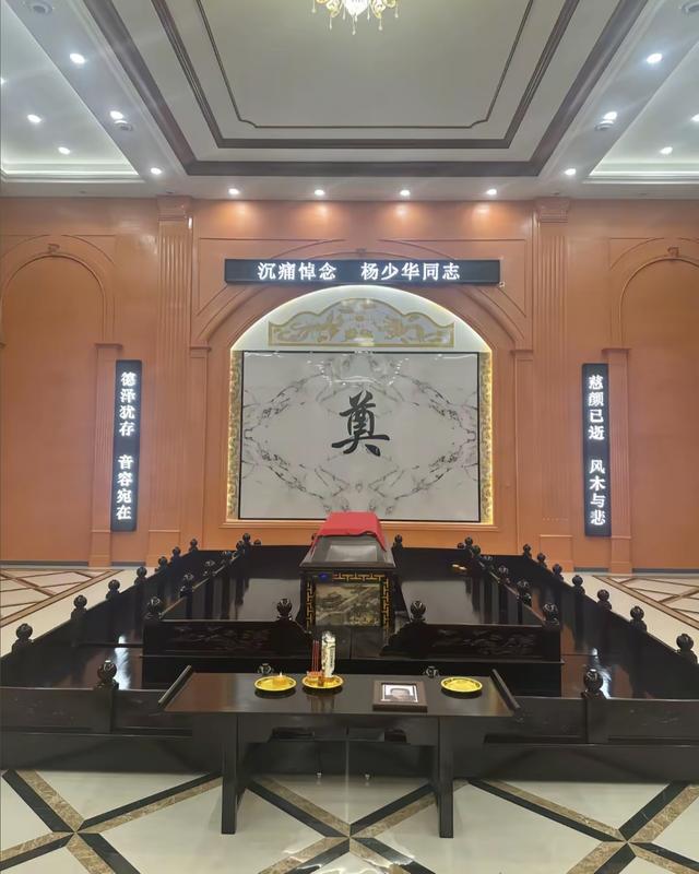 杨少华豪华灵堂曝光，中华烟成堆，生前账号1分钟视频报价超3万