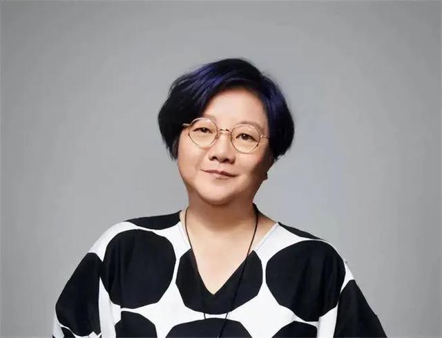 陈凯歌前妻洪晃京郊院子曝光，百平空地长草，网友：哪像名门小院