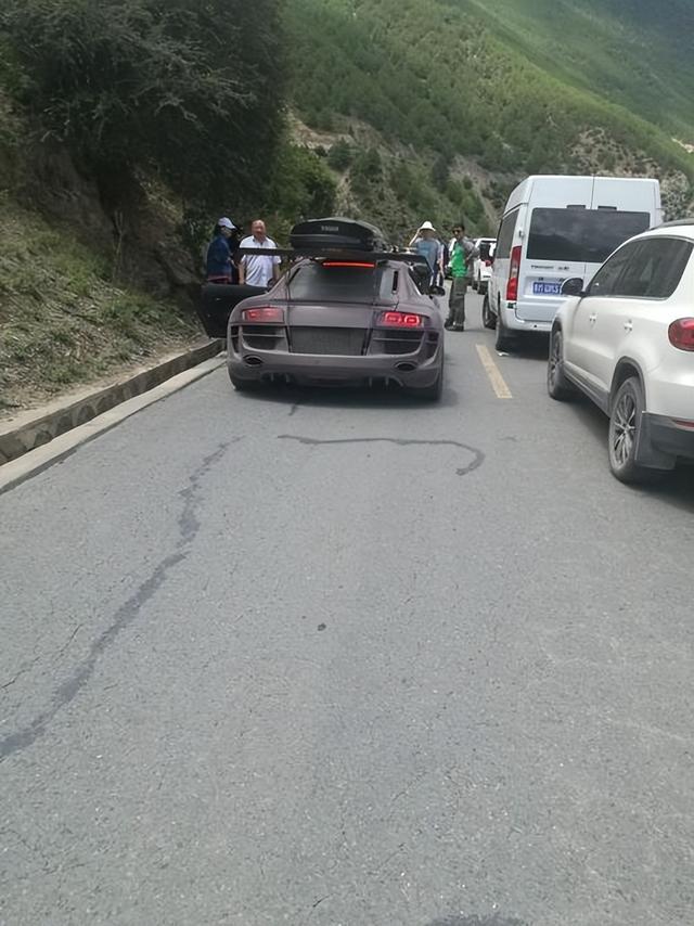 川藏线上那么多废弃豪车，为何没人愿意拖走？当地人道出实情