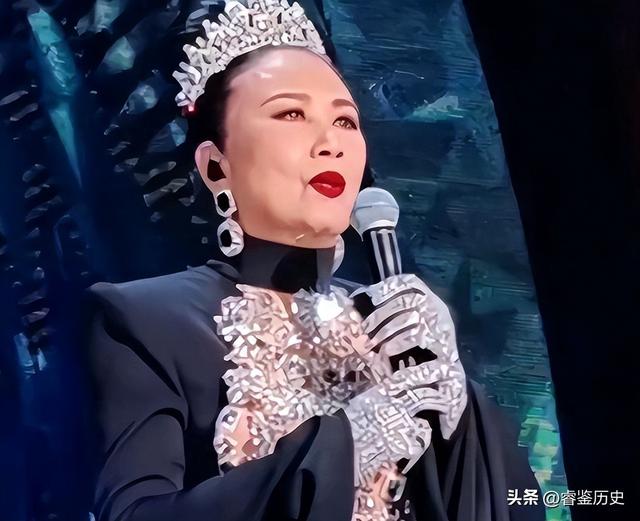 78岁连路都走不稳还开演唱会，全网骂声一片，她却扬言回馈粉丝