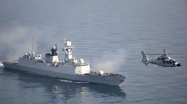 越南继续搞事情？出稀土新规后，越军舰穿台海，对华示威对美示好