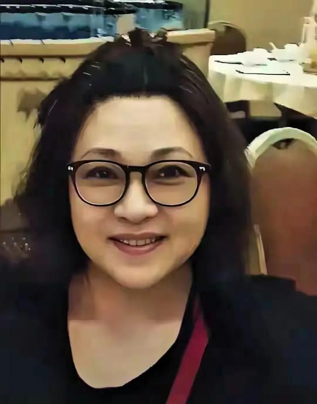 62岁黄秋燕与63岁的利智 一个像阿姨 一个像小姑娘 简直像隔着两代人