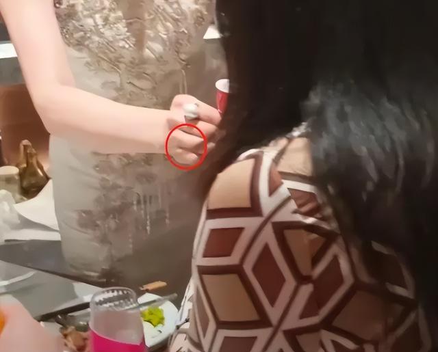 董璇再婚婚宴现场照流出，旗袍朴素无婚戒，请帖暗藏玄机