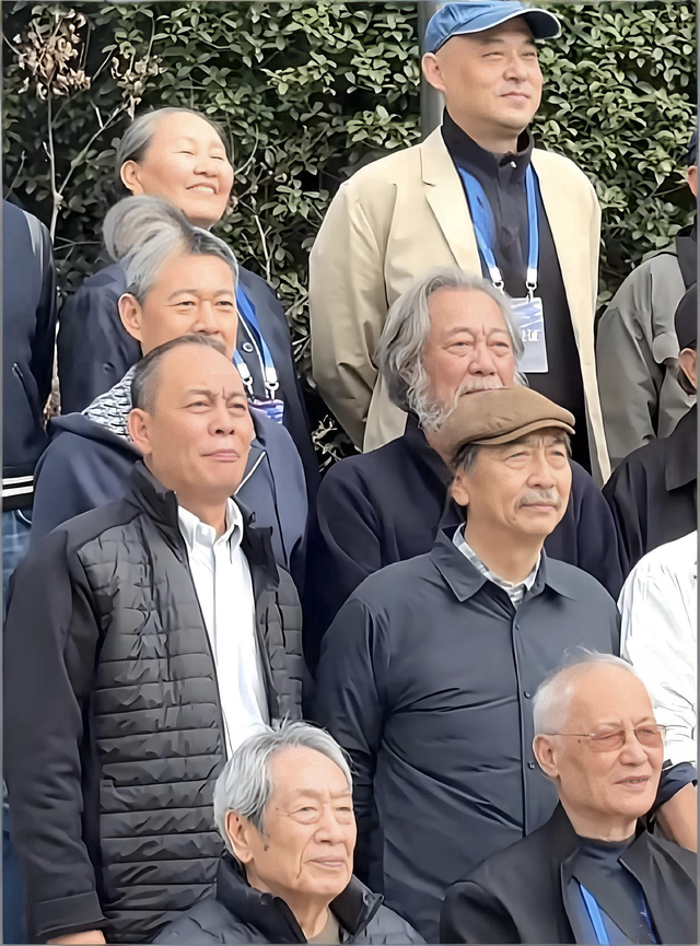 内娱这天，站位暴露江湖地位，唐国强张丰毅站一边，C位雷打不动