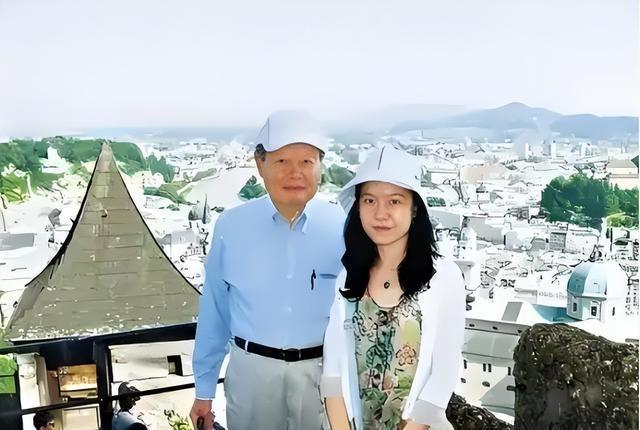 杨振宁告别仪式上，49岁翁帆近照曝光，原来杜致礼亲妹真的没说错