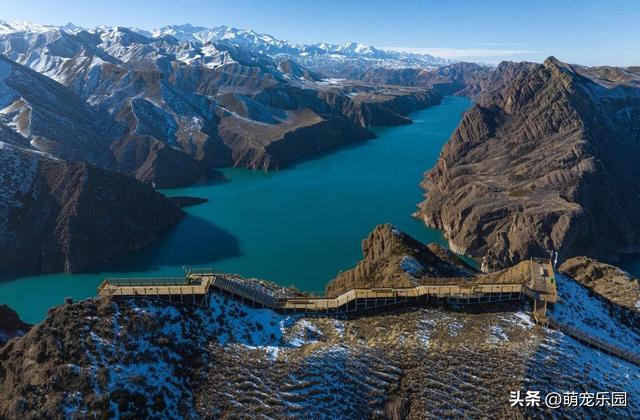 雪花飘洒后玛纳斯湖变魔镜，山峰被温柔抚平，我分不清现实与倒影