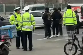 闹大了！交警被路人同款反光外套逗笑，律师表示：涉嫌违法违规！图片