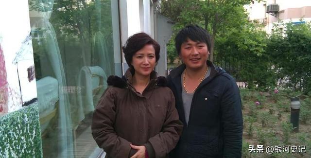 好友相继缅怀拼凑出，何晴生命最后时光：拮据、变样、舍不下儿子