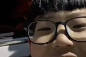 又好笑又心酸！小孩哥的坚强一幕 屏幕前无数破防的成年人图片