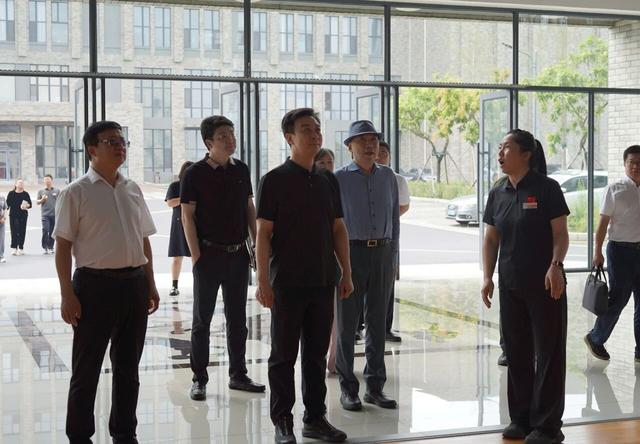 辽宁省文体旅产业发展集团董事长柴力君一行来辽宁传媒学院调研