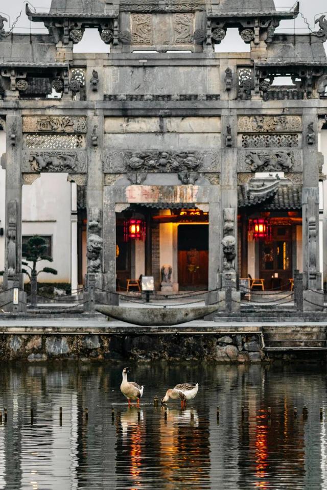 别再只去宏村了！这座水墨小城，藏着大半个徽州的秋，美得更诗意