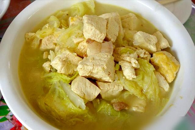 白菜炖豆腐，先炒白菜还是豆腐？大厨教你正确顺序，鲜香又入味