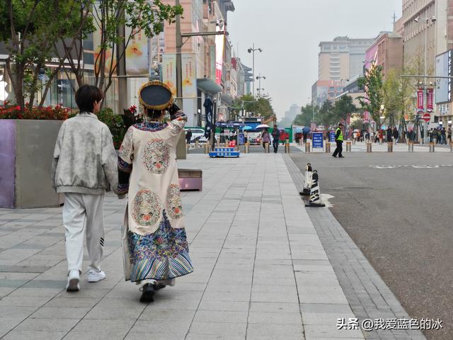 从中国美术馆出来，钻胡同，一路逛到王府井大街