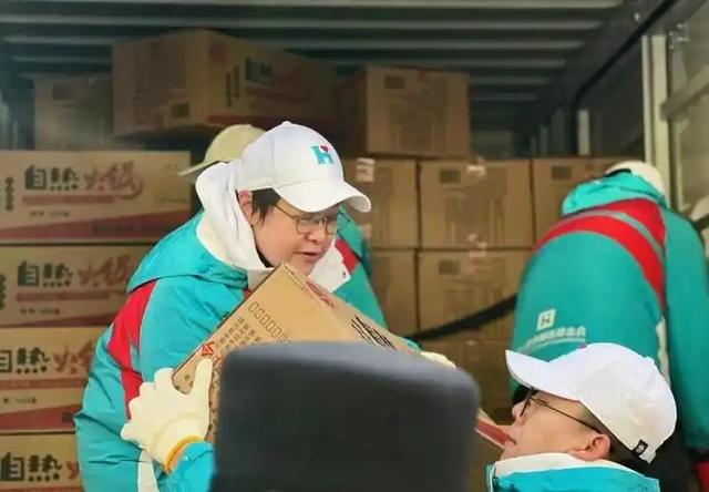贪污上亿、假慈善？被实名举报的韩红，如今连坐椅子都成了“错”