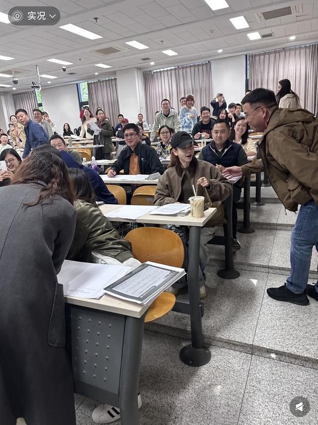 戚薇北大考试被偶遇，在人群中美得突出，网友惊呼“好瘦好美呀”