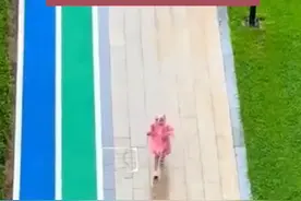 爸爸雨天带女儿在小区楼下跳舞图片