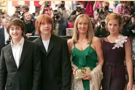 边谴责作者边赚钱的哈利波特演员，英媒点名了！JK罗琳出手果然准图片