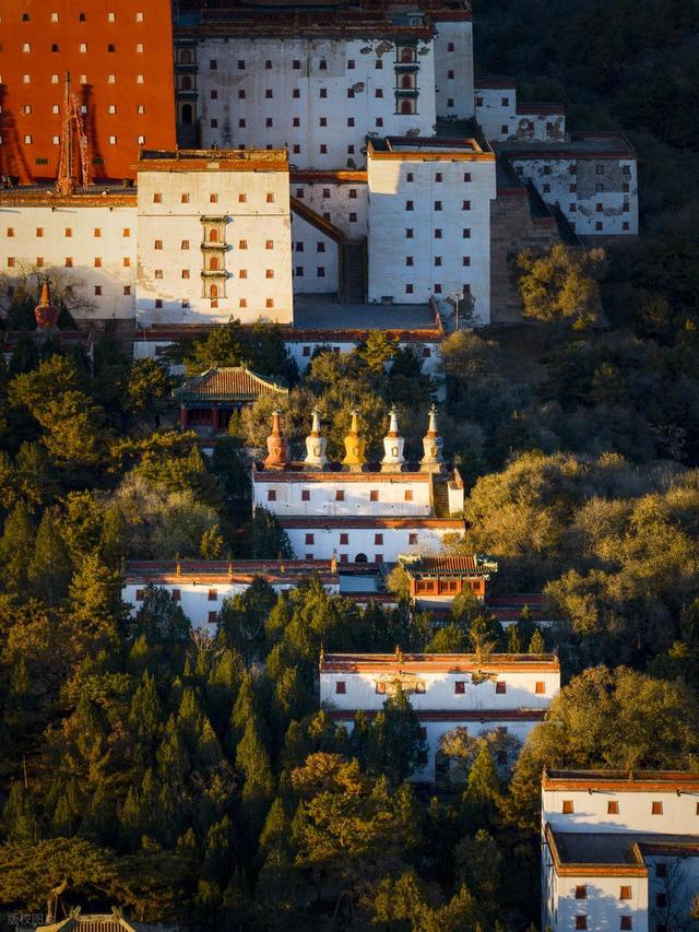 和老伴去承德住了一个月，我实话说：并不是网上说的那样