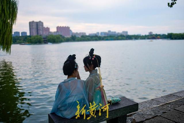初秋傍晚时分，静坐大明湖畔静享慢时光
