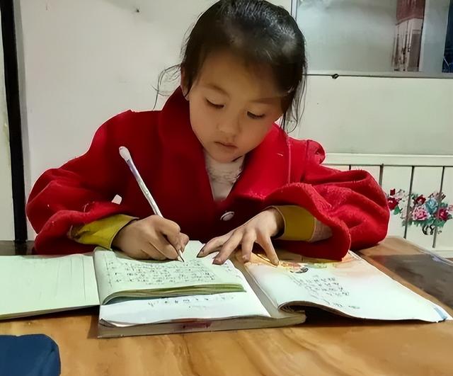 没钱还硬装？宁夏一笑成名拒绝百万签约的小女孩，现在成了这样